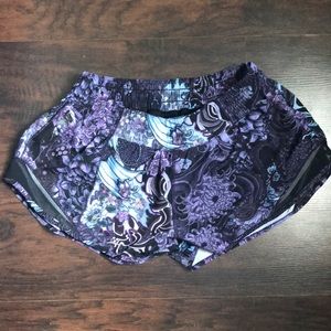 Lululemon Memoir Multi Hotty Hot 2.5 Shorts Size 8